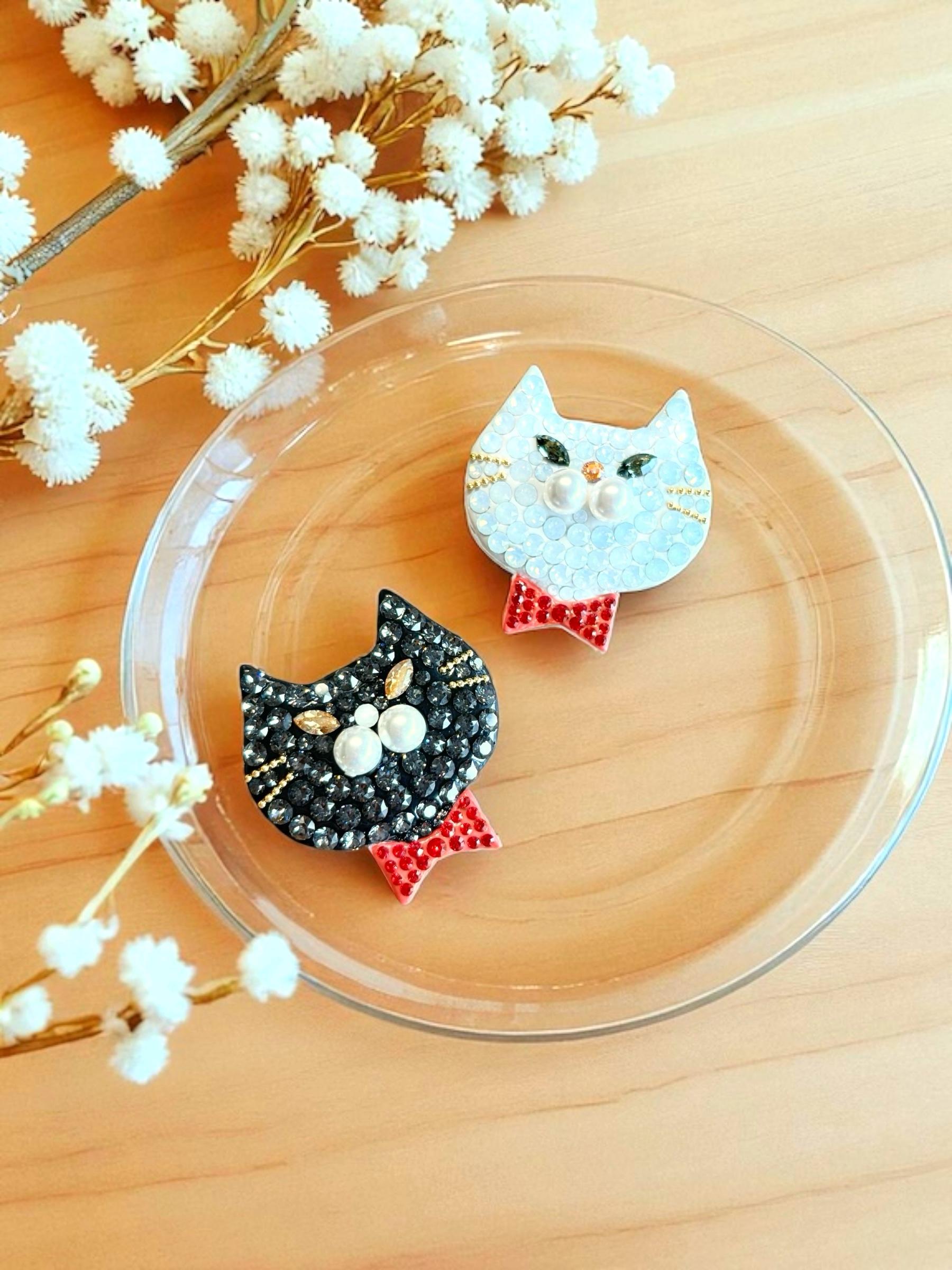 立派なひげ袋の猫ブローチ